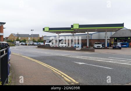 Stazione di benzina coda di automobili a Colchester, Essex il 25 settembre 2021 come driver guardare a riempire prima che eventuali problemi di consegna interrompano la fornitura Foto Stock