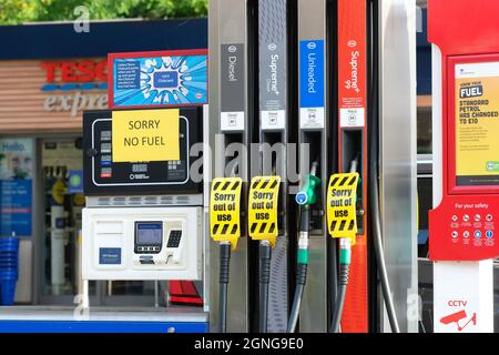 Hereford, Herefordshire, Regno Unito - Sabato 25 Settembre 2021 - Nessun carburante disponibile presso la stazione di benzina Tesco di Hereford oggi alle 16.30 - il vicino garage Texaco non ha anche carburante da vendere. Foto Steven Maggio / Alamy Live News Foto Stock