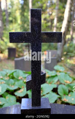 vecchia croce ortodossa cristiana nel cimitero Foto Stock