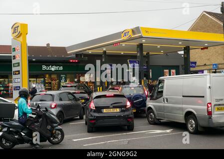 Enfield, Regno Unito. 25 settembre 2021. Lunghe code si formano all'esterno di un distributore di benzina a Enfield. Alcune persone erano uscite dalle auto per provare il traffico diretto. Una benzina era chiusa nell'area. Andrew Steven Graham/Alamy Live News Foto Stock