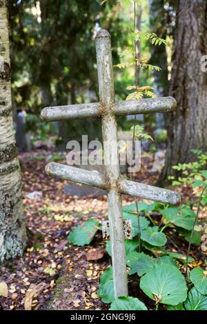 vecchia croce ortodossa cristiana nel cimitero Foto Stock