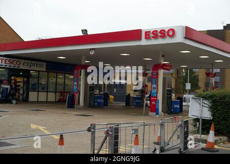 Enfield, Regno Unito. 25 settembre 2021. Lunghe code si formano all'esterno di un distributore di benzina a Enfield. Alcune persone erano uscite dalle auto per provare il traffico diretto. Una benzina era chiusa nell'area. Andrew Steven Graham/Alamy Live News Foto Stock