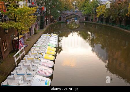 Oudegracht (vecchio canale) e pedalò a Utrecht, Paesi Bassi Foto Stock