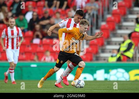 Stoke on Trent, Regno Unito. 25 Settembre 2021. Il difensore di Stoke City Danny Batth (6) sfida il attaccante di Hull City Keane Lewis-Potter (11) per la palla durante la partita EFL Sky Bet Championship tra Stoke City e Hull City al bet365 Stadium, Stoke-on-Trent, Inghilterra, il 25 settembre 2021. Foto di Jurek Biegus. Solo per uso editoriale, licenza richiesta per uso commerciale. Nessun utilizzo nelle scommesse, nei giochi o nelle pubblicazioni di un singolo club/campionato/giocatore. Credit: UK Sports Pics Ltd/Alamy Live News Foto Stock