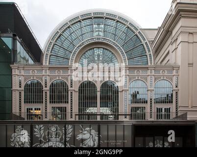 Londra, Royal Opera House a Covent Garden, Ehem. Floral Hall von Edward Middleton Barry 1858-1860, Heute Paul Hamlyn Hall, Gusseisen-Glas-Konstruktio Foto Stock