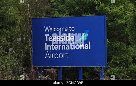 Un cartello all'aeroporto di Teesside, dove si è verificato un incidente che ha coinvolto un'aricraft leggera, che ha lasciato tre persone in ospedale. Data foto: Sabato 25 settembre 2021. Foto Stock