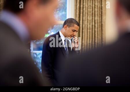 Il presidente Barack Obama parla in una conferenza chiamata presso l'Ufficio ovale al senatore Harry Reid e al senatore Patrick Leahy, 9 giugno 2009. (Foto ufficiale della Casa Bianca di Pete Souza.) Questa fotografia ufficiale della Casa Bianca è resa disponibile per la pubblicazione da parte delle organizzazioni di stampa e/o per uso personale per la stampa da parte del soggetto(i) della fotografia. La fotografia non può essere manipolata in alcun modo o utilizzata in materiali, pubblicità, prodotti o promozioni che in qualsiasi modo suggeriscano l'approvazione o l'approvazione del presidente, della prima famiglia o della Casa Bianca. Foto Stock