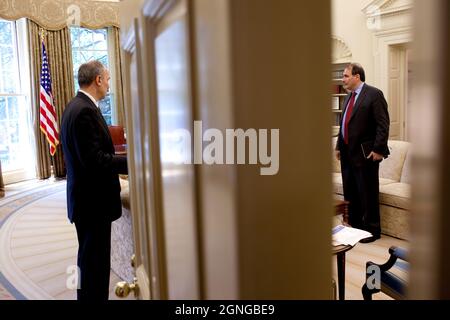 Phil Schiliro, Assistente al Presidente per gli Affari legislativi, a sinistra, e il Senior Advisor David Axelrod, si levano in piedi nell'Ufficio ovale mentre il Presidente Barack Obama parla in una conference call al Sen. Harry Reid e Patrick Leahy, 9 giugno 2009. Casa Bianca ufficiale (Foto Casa Bianca ufficiale di Pete Souza.) Questa fotografia ufficiale della Casa Bianca è resa disponibile per la pubblicazione da parte delle organizzazioni di stampa e/o per uso personale per la stampa da parte del soggetto(i) della fotografia. La fotografia non può essere manipolata in alcun modo o utilizzata in materiali, pubblicità, prodotti o promozioni che in qualsiasi wa Foto Stock