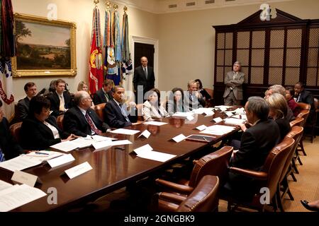 Il presidente Barack Obama cade da una riunione del gabinetto verde nella Sala Roosevelt della Casa Bianca per discutere l'importanza di approvare una legislazione energetica globale, 9 giugno 2009. (Foto ufficiale della Casa Bianca di Pete Souza.) Questa fotografia ufficiale della Casa Bianca è resa disponibile per la pubblicazione da parte delle organizzazioni di stampa e/o per uso personale per la stampa da parte del soggetto(i) della fotografia. La fotografia non può essere manipolata in alcun modo o utilizzata in materiali, pubblicità, prodotti o promozioni che in qualsiasi modo suggeriscano l'approvazione o l'approvazione del presidente, della prima famiglia o del Wh Foto Stock