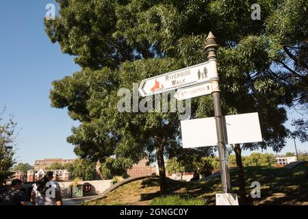 Segnaletica Thames Path e Riverside Walk a Nine Elms, Vauxhall, Londra, Inghilterra, Regno Unito Foto Stock