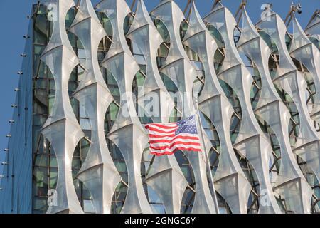 Le stelle e le strisce volano fuori del nuovo edificio dell'Ambasciata americana a Nine Elms, Vauxhall, Londra, Inghilterra, Regno Unito Foto Stock