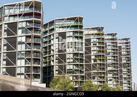 Riverlight Development condomini e balconi sul lungofiume, Nine Elms, Vauxhall, Londra, Inghilterra, REGNO UNITO Foto Stock