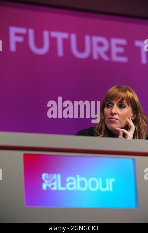 Brighton, Inghilterra. 25 Settembre 2021. Angela Rayner, vice leader, primo segretario di Stato ombra, cancelliere ombra del Ducato di Lancaster e segretario di Stato ombra per il futuro del lavoro, ascoltando un discorso, durante la sessione mattutina del primo giorno della conferenza annuale del partito laburista al Brighton Centre. Kevin Hayes / Alamy Live News Foto Stock