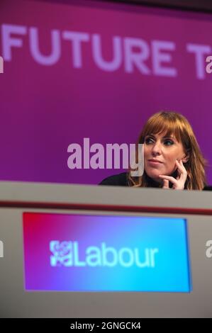 Brighton, Inghilterra. 25 Settembre 2021. Angela Rayner, vice leader, primo segretario di Stato ombra, cancelliere ombra del Ducato di Lancaster e segretario di Stato ombra per il futuro del lavoro, ascoltando un discorso, durante la sessione mattutina del primo giorno della conferenza annuale del partito laburista al Brighton Centre. Kevin Hayes / Alamy Live News Foto Stock