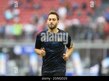 MILANO ITALIA- Settembre 26 Giuseppe Meazza Hakan Calhanoglu FC Inter, prima della partita tra FC Inter e Atalanta BC allo Stadio Giuseppe Meazza il 26 Settembre 2021 a Milano. Foto Stock