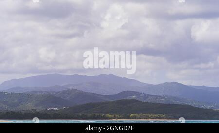 Le nuvole di pioggia scura si aggrappano sulle montagne della Foresta pluviale di El Junque a Puerto Rico Foto Stock