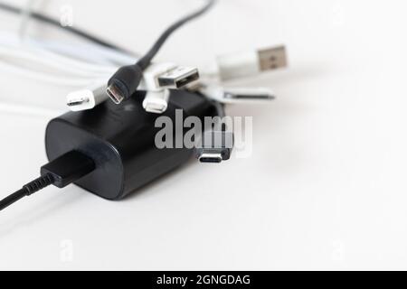 L'UE propone la standardizzazione dei cavi di ricarica per telefoni cellulari secondo lo standard USB-C, risparmiando ed evitando gli sprechi attraverso la standardizzazione. Foto Stock