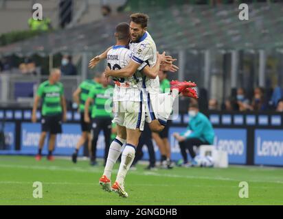 MILANO ITALIA- Settembre 26 Giuseppe Meazza Rafael Toloi celebra il suo traguardo con i suoi compagni di squadra durante la Serie A match tra FC Inter e Atalanta BC allo Stadio Giuseppe Meazza il 26 Settembre 2021 a Milano. Foto Stock