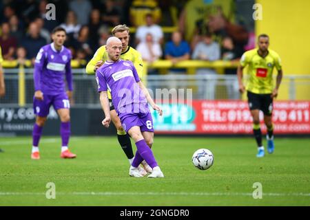 The EnviroVent Stadium, Harrogate, Inghilterra - 25 settembre 2021 Jake Taylor (8) di Stevenage - durante la partita Harrogate contro Stevenage, EFL League 2, 2021/22, all'EnviroVent Stadium, Harrogate, Inghilterra - 25 settembre 2021 Credit: Arthur Haigh/WhiteRosePhotos/Alamy Live News Foto Stock