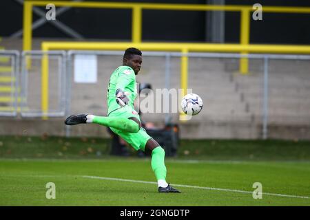 The EnviroVent Stadium, Harrogate, Inghilterra - 25 settembre 2021 Joseph Anang portiere di Stevenage - durante il gioco Harrogate v Stevenage, EFL League 2, 2021/22, all'EnviroVent Stadium, Harrogate, Inghilterra - 25 settembre 2021 Credit: Arthur Haigh/WhiteRosePhotos/Alamy Live News Foto Stock