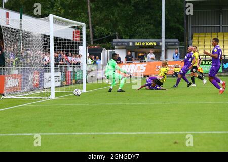 The EnviroVent Stadium, Harrogate, Inghilterra - 25 settembre 2021 la palla lampeggia attraverso il volto del traguardo Stevenage - durante il gioco Harrogate v Stevenage, EFL League 2, 2021/22, all'EnviroVent Stadium, Harrogate, Inghilterra - 25 settembre 2021 Credit: Arthur Haigh/WhiteRosePhotos/Alamy Live News Foto Stock