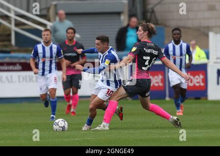 HARTLEPOOL, REGNO UNITO. 25 SETTEMBRE Luke Molyneux di Hartlepool United batte con Alex Hartridge di Exeter City durante la partita della Sky Bet League 2 tra Hartlepool United ed Exeter City a Victoria Park, Hartlepool sabato 25 settembre 2021. (Credit: Mark Fletcher | MI News) Credit: MI News & Sport /Alamy Live News Foto Stock