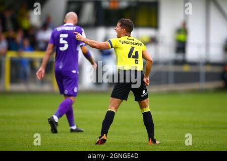 L'EnviroVent Stadium, Harrogate, Inghilterra - 25 settembre 2021 Josh Falkingham (4) di Harrogate diventa pazzo con i suoi giocatori - durante il gioco Harrogate v Stevenage, EFL League 2, 2021/22, all'EnviroVent Stadium, Harrogate, Inghilterra - 25 settembre 2021 Credit: Arthur Haigh/WhiteRosePhotos/Alamy Live News Foto Stock