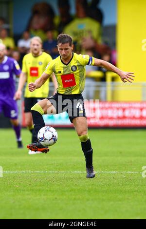 L'EnviroVent Stadium, Harrogate, Inghilterra - 25 settembre 2021 Josh Falkingham (4) di Harrogate controlla la palla - durante il gioco Harrogate contro Stevenage, EFL League 2, 2021/22, all'EnviroVent Stadium, Harrogate, Inghilterra - 25 settembre 2021 Credit: Arthur Haigh/WhiteRosePhotos/Alamy Live News Foto Stock