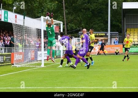 The EnviroVent Stadium, Harrogate, Inghilterra - 25 settembre 2021 la palla evade le mani di Mark Oxley Goalkeeper di Harrogate ma si estende - durante il gioco Harrogate v Stevenage, EFL League 2, 2021/22, all'EnviroVent Stadium, Harrogate, Inghilterra - 25 settembre 2021 credito: Arthur Haigh/WhiteRosePhotos/Alamy Live News Foto Stock