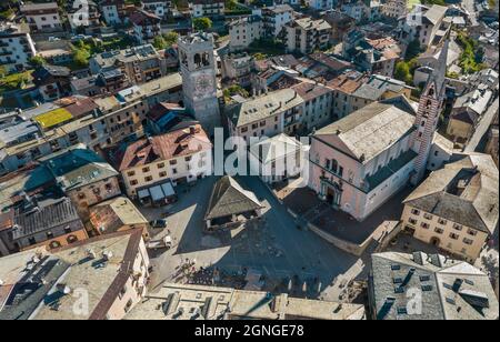 Villaggio di Bormio, piazza Kuerc. Alpi Italiane Foto Stock