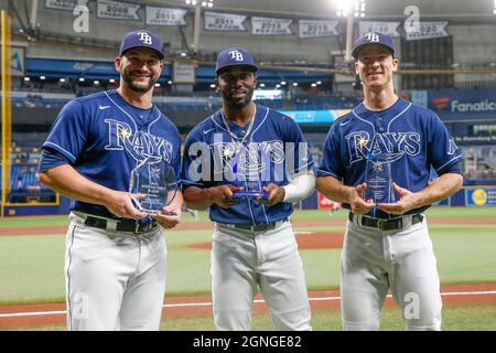 San Pietroburgo, Stati Uniti. 24 settembre 2021. Mike Zunino (10), a sinistra, ha ricevuto il premio Don Zimmer MVP insieme ai compagni di squadra, Rookie, il fielder Randy Arozarena (56), il centro, E il terzo baseman Joey Wendle, vincitore del Paul C. Smith Champion Award, poco prima di partecipare al Miami Marlins venerdì 24 settembre 2021 a San Pietroburgo. (Foto di Ivy Ceballo/Tampa Bay Times/TNS/Sipa USA) Credit: Sipa USA/Alamy Live News Foto Stock