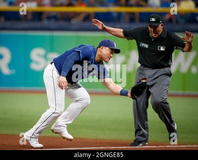 San Pietroburgo, Stati Uniti. 24 settembre 2021. Tampa Bay Rays First Baseman Ji-Man Choi (26) cattura una linea di trasmissione colpita da Miami Marlins designato hitter Nick Fortes (84) come umpire Manny Gonzalez (79) reagisce durante il quinto inning Venerdì, 24 settembre 2021 a San Pietroburgo. (Foto di Ivy Ceballo/Tampa Bay Times/TNS/Sipa USA) Credit: Sipa USA/Alamy Live News Foto Stock