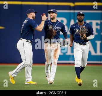 San Pietroburgo, Stati Uniti. 24 settembre 2021. Da sinistra, Tampa Bay Rays left fielder Austin Meadows (17), Center fielder Kevin Kiermaier (39) e Right fielder Randy Arozarena (56) celebrare la vittoria dei raggi 8-0 sul Miami Marlins Venerdì, 24 settembre 2021 a San Pietroburgo. (Foto di Ivy Ceballo/Tampa Bay Times/TNS/Sipa USA) Credit: Sipa USA/Alamy Live News Foto Stock