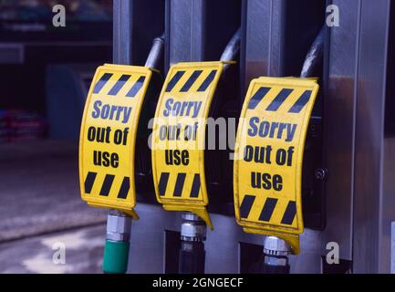 Londra, Regno Unito. 25 settembre 2021. Un distributore di benzina nel centro di Londra. Molte stazioni hanno esaurito la benzina a causa di una carenza di conducenti di HGV, a causa della Brexit. Foto Stock