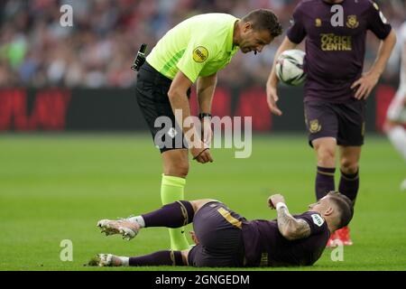 AMSTERDAM, PAESI BASSI - SETTEMBRE 25: Arbitro Pol van Boekel, Tomas Suslov del FC Groningen durante la partita olandese Eredivie tra Ajax e il FC Groningen alla Johan Cruijff Arena il 25 Settembre 2021 ad Amsterdam, Paesi Bassi (Foto di Peter Lous/Orange Pictures) Foto Stock