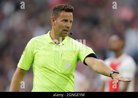 AMSTERDAM, PAESI BASSI - SETTEMBRE 25: Arbitro Pol van Boekel durante la partita olandese Eredivie tra Ajax e FC Groningen alla Johan Cruijff Arena il 25 Settembre 2021 ad Amsterdam, Paesi Bassi (Foto di Peter Lous/Orange Pictures) Foto Stock