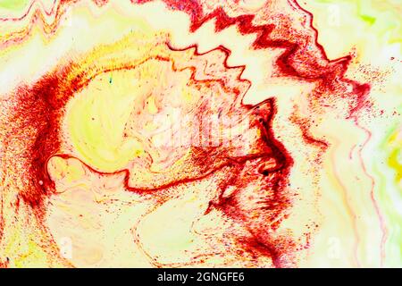 Sfondo giallo-rosso astratto. Inchiostro di pittura astratto, sfondo psichedelico. Arte fluida Foto Stock