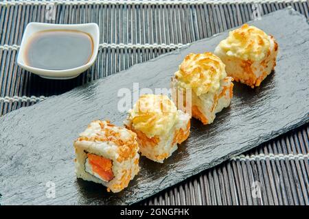 Deliziosi panini con salmone e carote in coreano Foto Stock