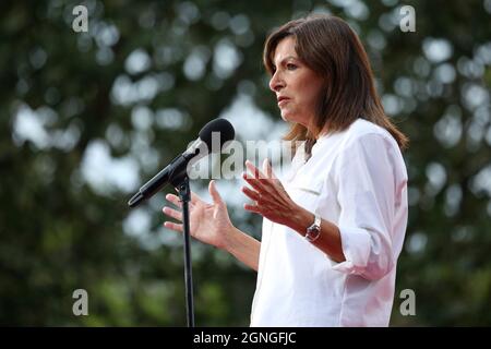 Parigi, Francia. 25 Settembre 2021. Il sindaco di Parigi Anne Hidalgo parla alla folla prima dell'inizio del concerto Global Citizen Live a Parigi sabato 25 settembre 2021. Il concerto, tenuto alla base della Torre Eiffel, è uno dei numerosi che si svolgono in città di tutto il mondo, tra cui New York, Los Angeles, Londra, Sydney, Lagos, Rio, Mumbai e Seoul. La manifestazione mira a sensibilizzare i cittadini sulle questioni legate al clima e a porre fine alla povertà. Foto di David Silpa/UPI Credit: UPI/Alamy Live News Foto Stock