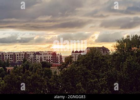 Zona residenziale con edifici residenziali ecologici e sostenibili, case a basso consumo energetico con appartamenti e cortile verde Foto Stock