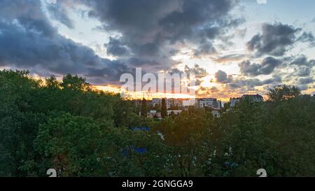 Zona residenziale con edifici residenziali ecologici e sostenibili, case a basso consumo energetico con appartamenti e cortile verde Foto Stock