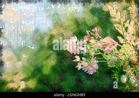 Bouquet di fiori di prato rosa e erbe contro una foresta verde. Fiori appena raccolti. Foto Stock