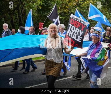 Parlamento scozzese, Holyrood, Edimburgo, Scozia, 25 settembre 2021: I sostenitori dell’indipendenza di 5000 hanno marciato sul Parlamento scozzese Holyrood, chiedendo al governo scozzese di agire e di andare avanti con un secondo referendum per l’indipendenza. Questo marzo è stato organizzato dal gruppo - tutti sotto un unico Banner. Una volta si è tenuto un raduno al parlamento scozzese che ha visto molti oratori, tra cui il deputato Alba Neale Hanvey e il deputato SNP Douglas Chapman. Credit: Stable Air Media/Alamy Live News Foto Stock