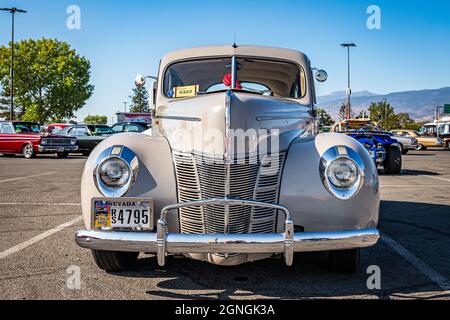 Reno, NV - 4 agosto 2021: 1940 Ford Deluxe Fordor Sedan ad una mostra di auto locale. Foto Stock