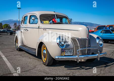 Reno, NV - 4 agosto 2021: 1940 Ford Deluxe Fordor Sedan ad una mostra di auto locale. Foto Stock