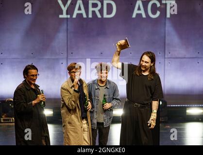 Amburgo, Germania. 25 Settembre 2021. La band 'Yard Act' è sul palco al St. Pauli Theatre dopo aver vinto l'Anchor Award al Reeperbahn Festival. Il Reeperbahn Festival è un grande festival di club con concerti, la promozione di giovani talenti e una conferenza specializzata per le industrie musicali e digitali. Credit: Axel Heimken/dpa/Alamy Live News Foto Stock