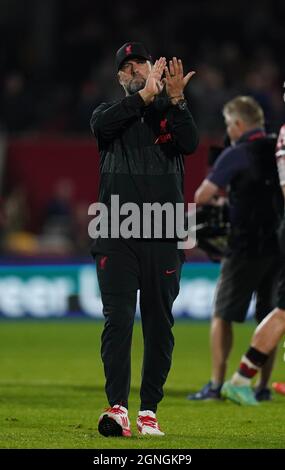 Il direttore di Liverpool, Jurgen Klopp, applaude i tifosi dopo la partita della Premier League al Brentford Community Stadium di Londra. Data foto: Sabato 25 settembre 2021. Foto Stock