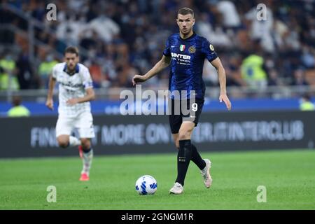 Edin Dzeko del FC Internazionale controlla la palla durante la Serie A match tra FC Internazionale e Atalanta BC allo Stadio Giuseppe Meazza il 25 settembre 2021 a Milano. Foto Stock