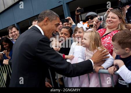 Il presidente Barack Obama saluta i bambini all'arrivo a Seattle, Washington, 25 settembre 2011. (Foto ufficiale della Casa Bianca di Pete Souza) questa fotografia ufficiale della Casa Bianca è resa disponibile solo per la pubblicazione da parte delle organizzazioni di notizie e/o per uso personale la stampa dal soggetto(i) della fotografia. La fotografia non può essere manipolata in alcun modo e non può essere utilizzata in materiali commerciali o politici, pubblicità, e-mail, prodotti, promozioni che in alcun modo suggeriscono l'approvazione o l'approvazione del presidente, della prima famiglia, o della Casa Bianca. Foto Stock