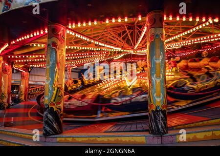 Giro alla fiera Moonrazzo Carousel di Shaw presso il Dingles Fairground Heritage Center Foto Stock